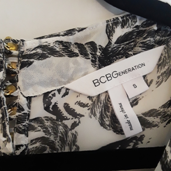 NEW BCBGENERATION Black White Swirl Print Semi Sheer Short Sleeve Top Small - Picture 3 of 9